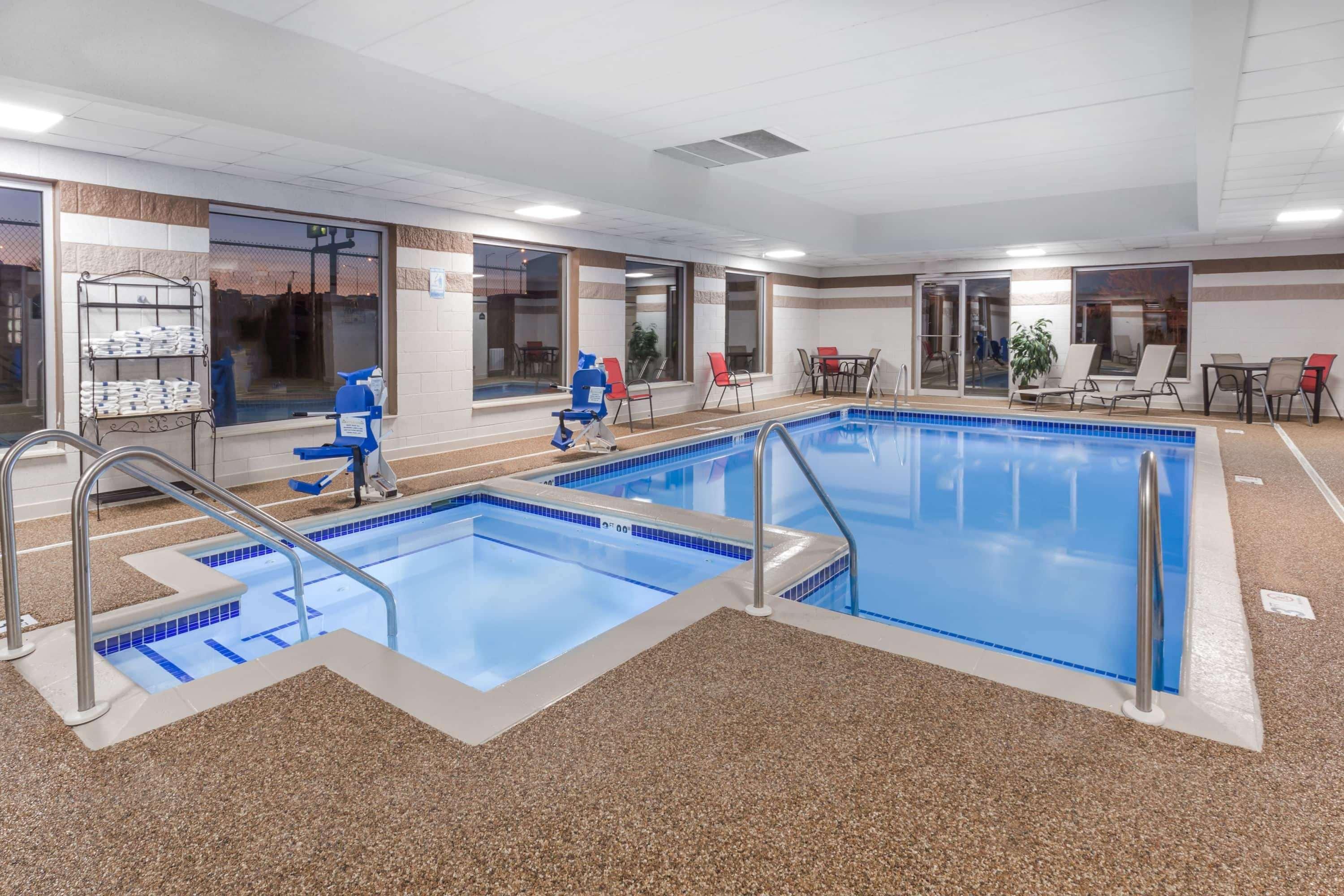 Hotel Wingate By Wyndham Joliet Exterior foto